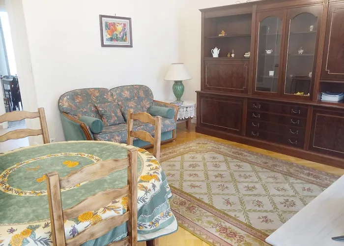 Large 2br Sunny 20 Meter Terrace Parking Shops *