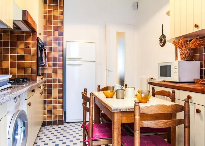 Large 2br Sunny 20 Meter Terrace Parking Shops