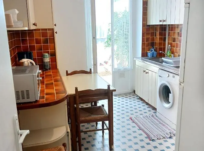 Large 2br Sunny 20 Meter Terrace Parking Shops *