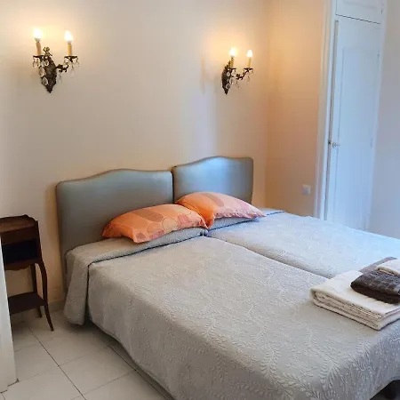 Large 2br Sunny 20 Meter Terrace Parking Shops Lejlighed