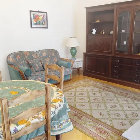 Large 2br Sunny 20 Meter Terrace Parking Shops *