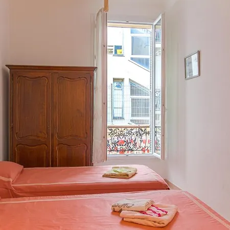 Apartment Large 2br Sunny 20 Meter Terrace Parking Shops *