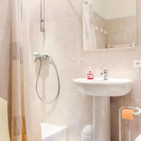 Large 2br Sunny 20 Meter Terrace Parking Shops Nice